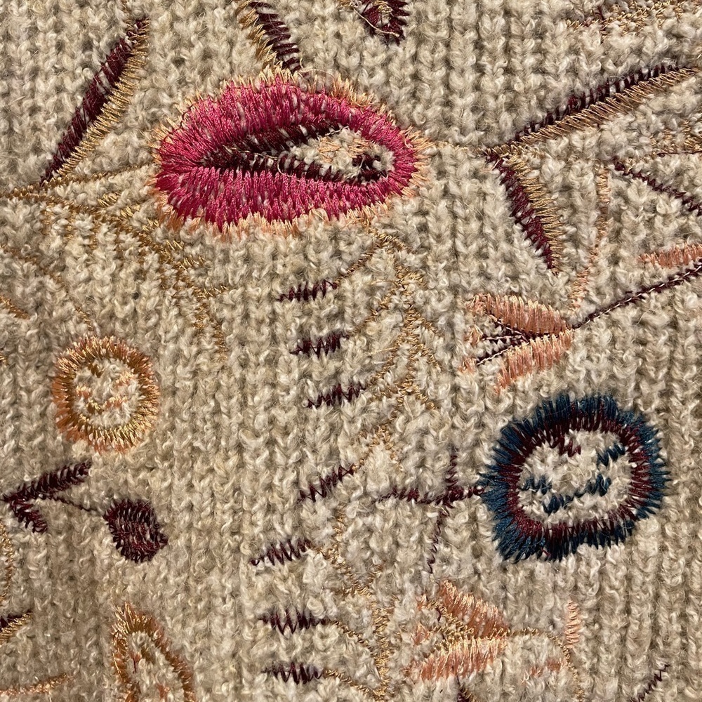 Woven Heart Oatmeal Colored Floral Embroidered Chunky Sweater Size S NWT - Picture 3 of 7